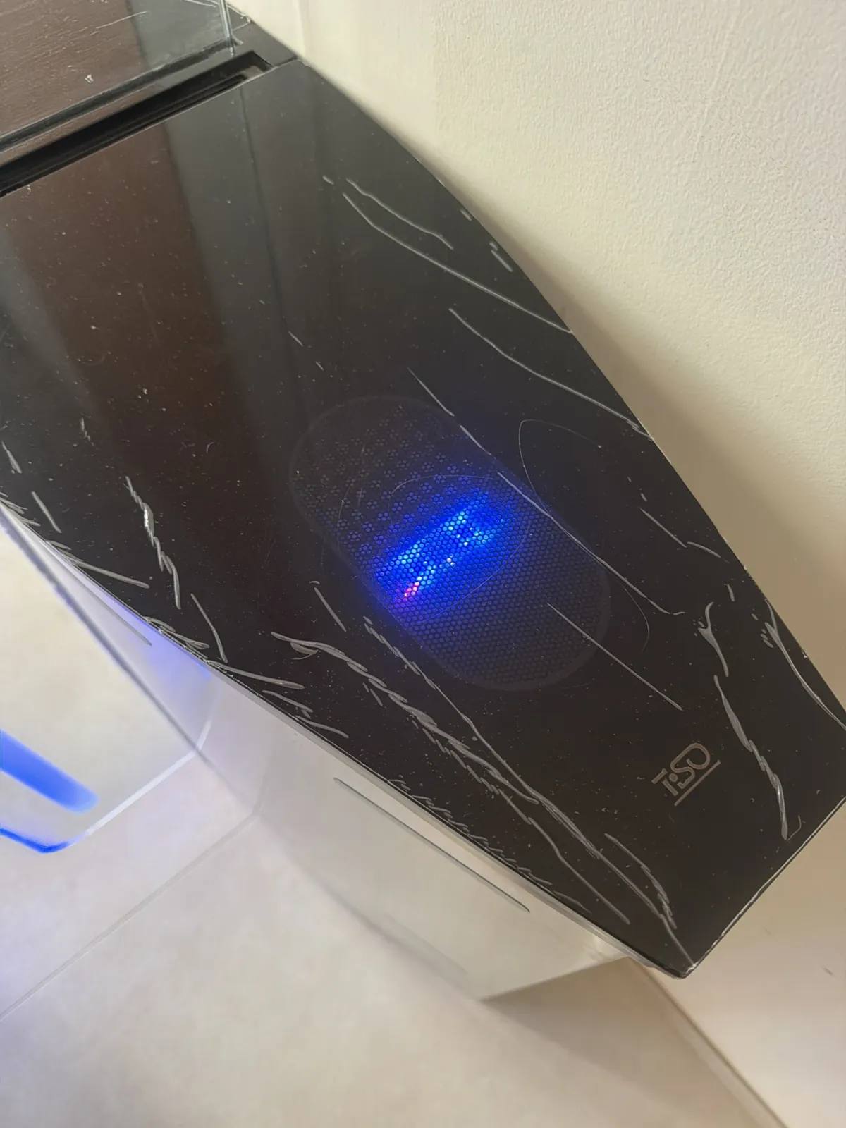 Snelloopsluis met verlichte badgelezer in een inkomhal